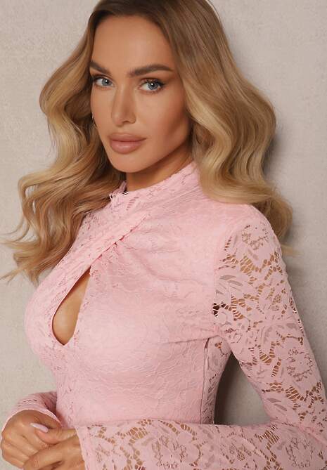 Różowa Koronkowa Sukienka Bombka o Rozkloszowanym Kroju z Wycięciem Desoriel