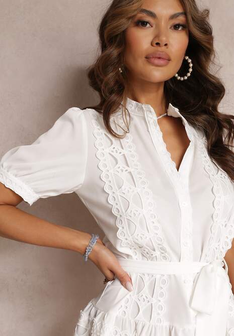 Biała Rozkloszowana Sukienka Koronkowa z Wiązanym Paskiem Vinka