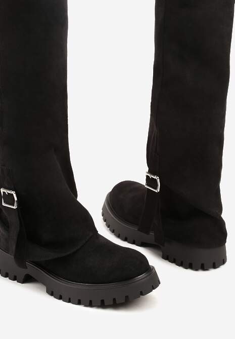 Czarne Kozaki Ozdobione Klamrą i Wywiniętą Cholewką Laticea