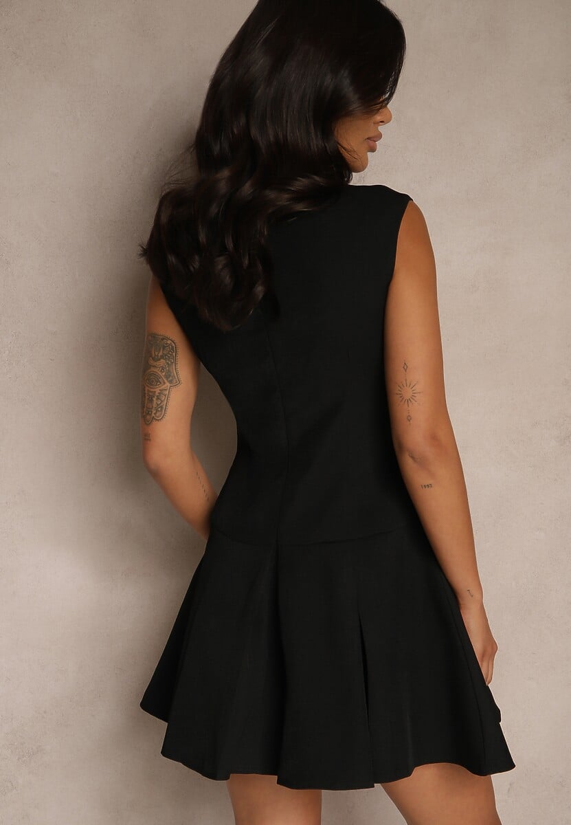 Czarna Sukienka o Rozkloszowanym Kroju Ozdobiona Wycięciem Atelania