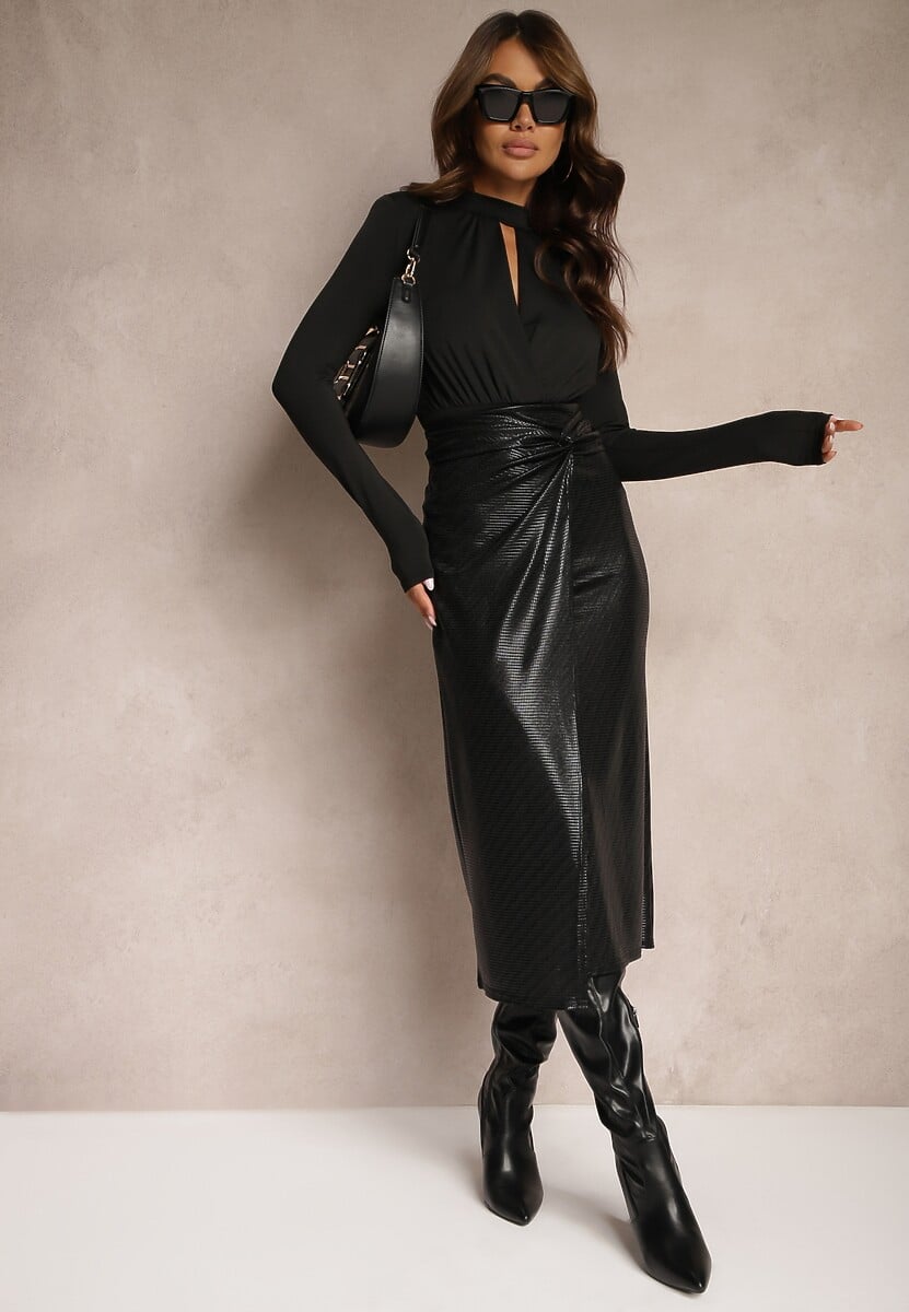 Czarna Kopertowa Spódnica z Drapowaniem z Gumką w Pasie i Metalicznym Połyskiem Lavara