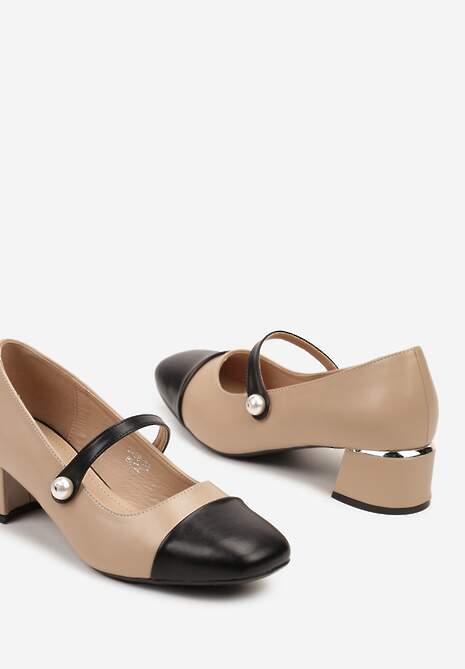 Beżowe Czółenka na Słupku Wykończone Paskiem z Perełką i Metaliczną Wstawką Milanea