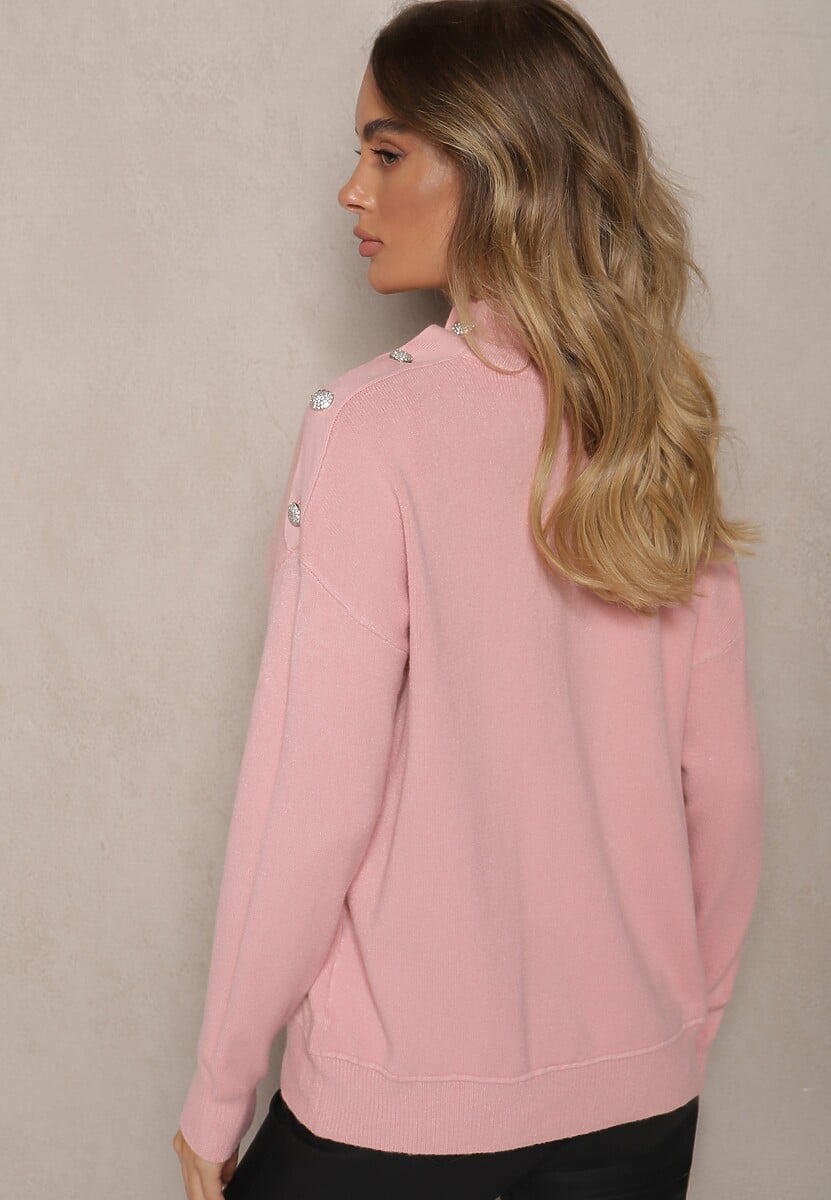 Jasnoróżowy Golf z Eleganckim Zapięciem na Ramieniu Ozdobiony Cyrkoniami przy Guzikach Maririna