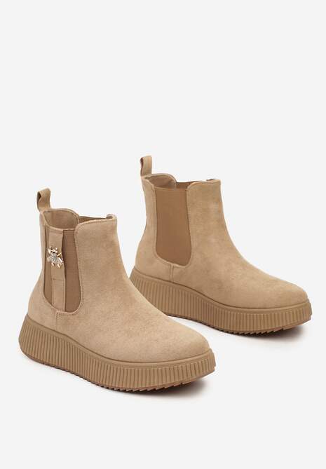 Ciemnobeżowe Botki Typu Sztyblety na Tłoczonej Platformie Zdobione Metalową Aplikacją Allecia