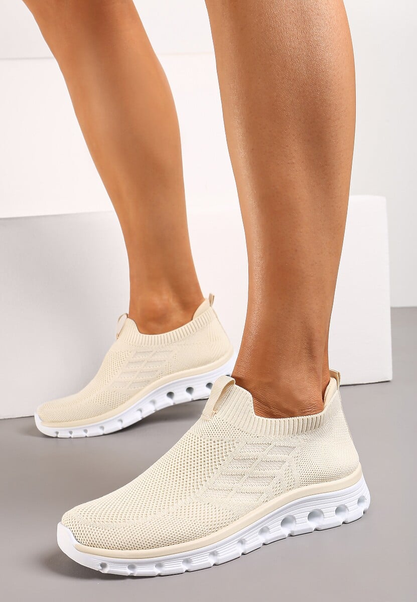 Beżowe Wsuwane Buty Sportowe z Materiałową Cholewką i Dziurkami w Podeszwie Aslla