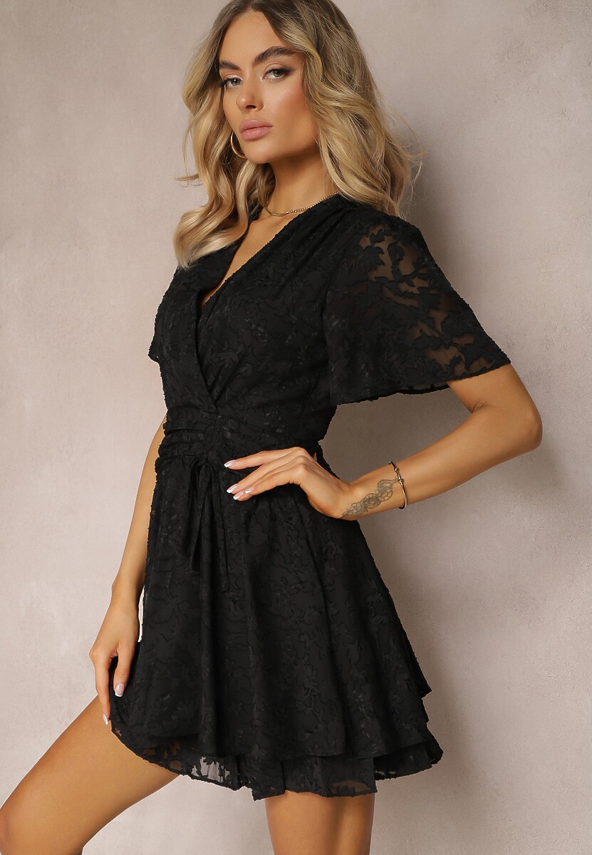 Czarna Rozkloszowana Sukienka z Dekoltem Zapinanym na Napy Tarae