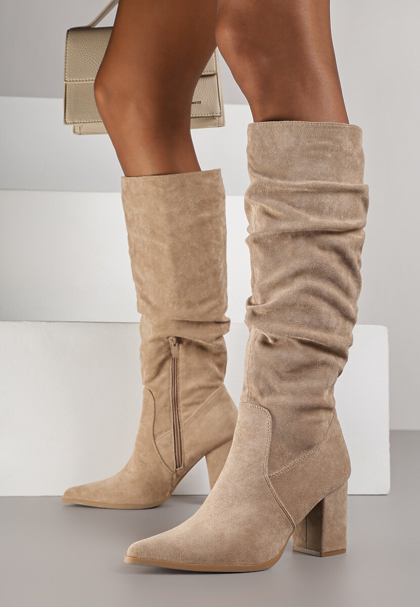 Ciemnobeżowe Kozaki na Słupku z Marszczoną Cholewką z Imitacji Zamszu Razialla