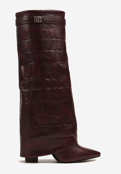 Bordowe Kozaki na Słupku Ozdobione Klamrą i Wywiniętą Cholewką z Tłoczeniem Latelia