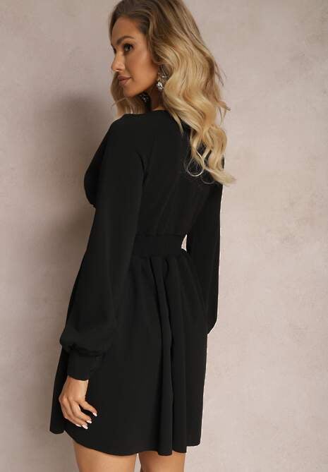 Czarna Sukienka Mini z Trójkątnym Dekoltem i Marszczoną Talią Ozdobiona Guzikami Bulwina