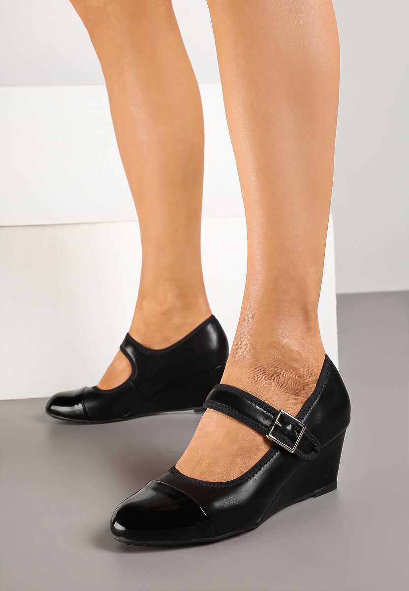 Czarne Retro Półbuty na Koturnie z Lakierowanym Noskiem i Zapięciem na Sprzączkę Avirina