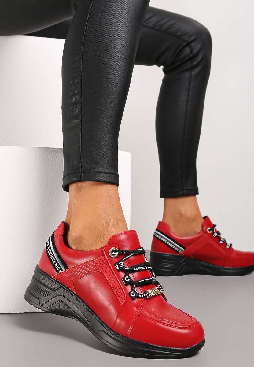 Czarne Sneakersy ze Skórzaną Wkładką Ozdobione Napisami na Koturnie Dorvalia