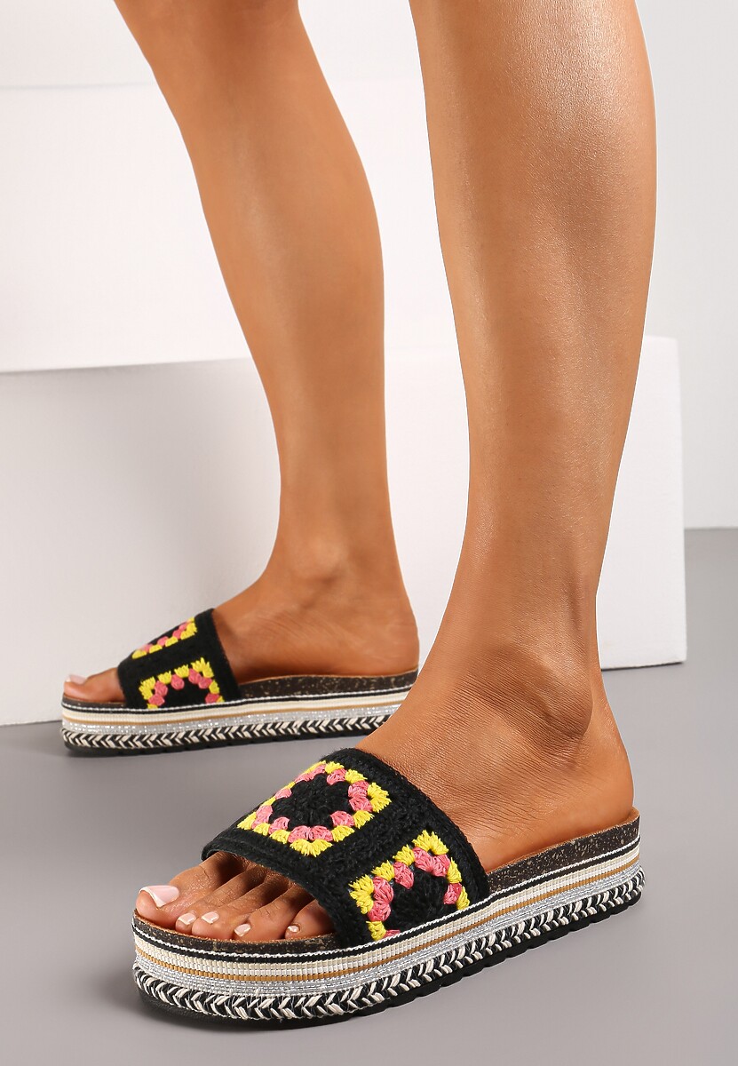 Czarne Klapki Ozdobione Metaliczną Nitką na Platformie Vabia