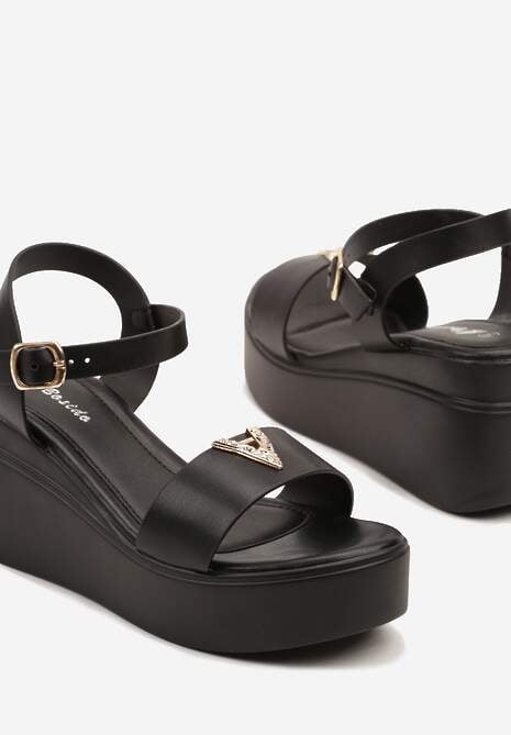 Czarne Sandały na Koturnie Ozdobione Metalową Aplikacją Galivenna