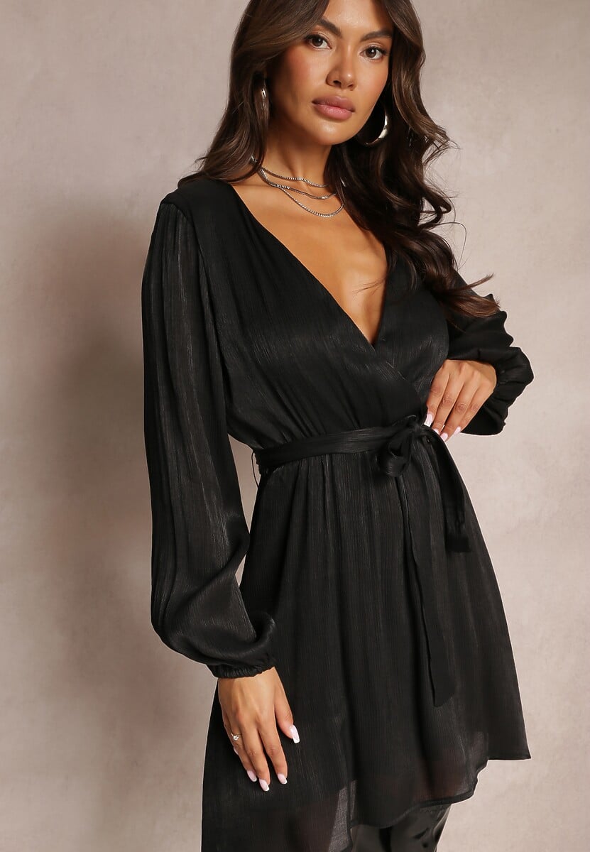 Czarna Rozkloszowana Sukienka z Kopertowym Dekoltem i Gumką w Pasie Alulitta