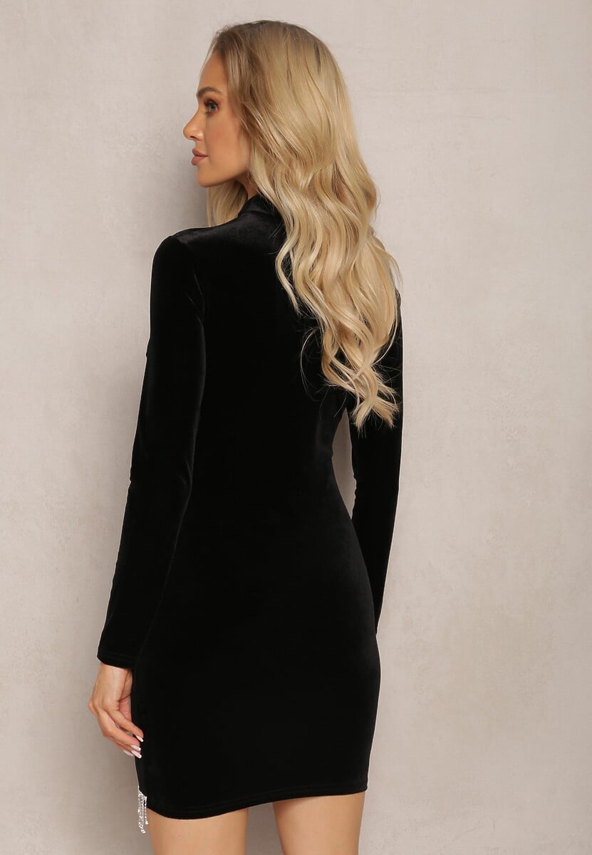 Czarna Welurowa Sukienka Mini z Półgolfem i Frędzlami w Cyrkonie Modrina
