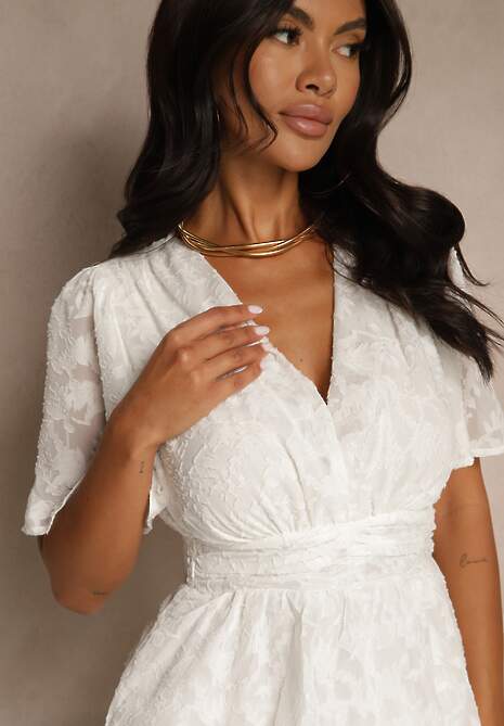 Biała Sukienka o Rozkloszowanym Kroju z Dekoltem w Serek i Falbankami Drapia