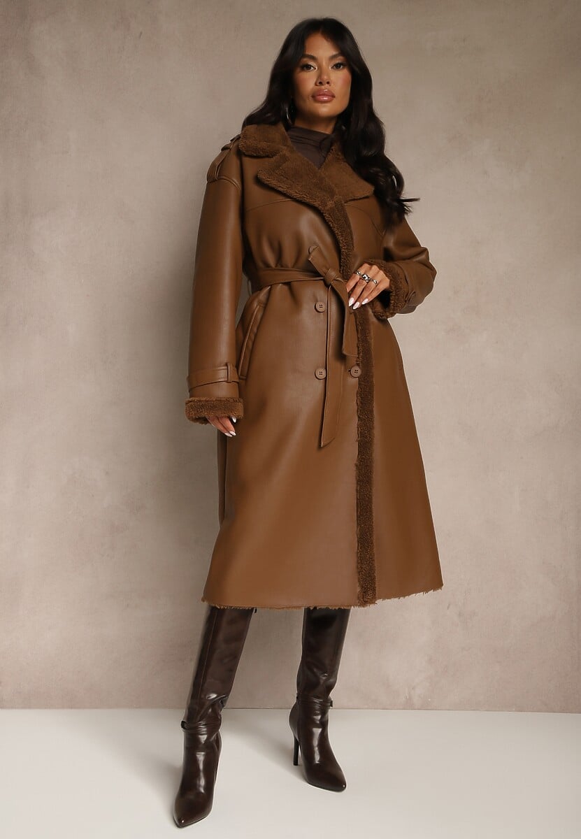 Czarny Płaszcz z Imitacji Skóry z Futerkiem o Dwurzędowym Kroju z Paskiem Zuzze