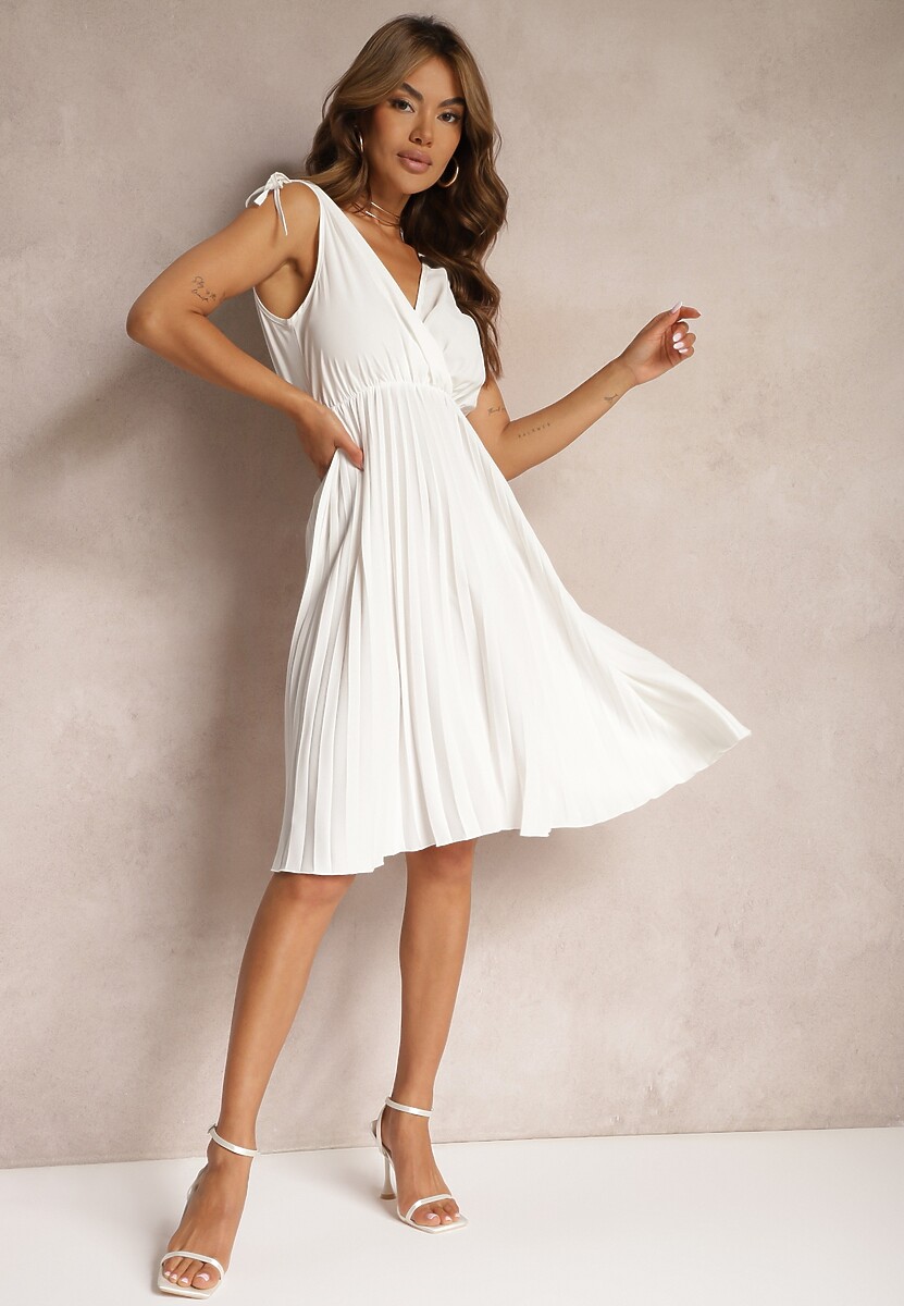 Biała Sukienka Plisowana z Wiskozą i Bawełną z Trójkątnym Dekoltem i Gumką w Pasie Liramla