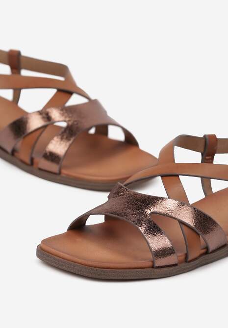 Brązowe Sandały z Przeplatanymi Paskami i Metalicznym Zdobieniem Pasirela