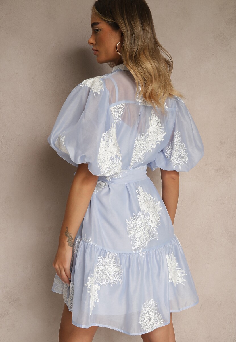 Jasnoniebieska Sukienka Koszulowa z Bawełną Ozdobiona Paskiem i Haftami Lirine