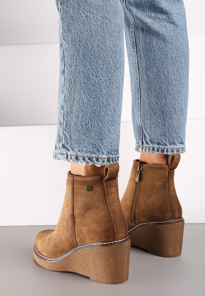 Ciemnobeżowe Botki na Koturnie Sztyblety z Ozdobnym Nitem Rievar