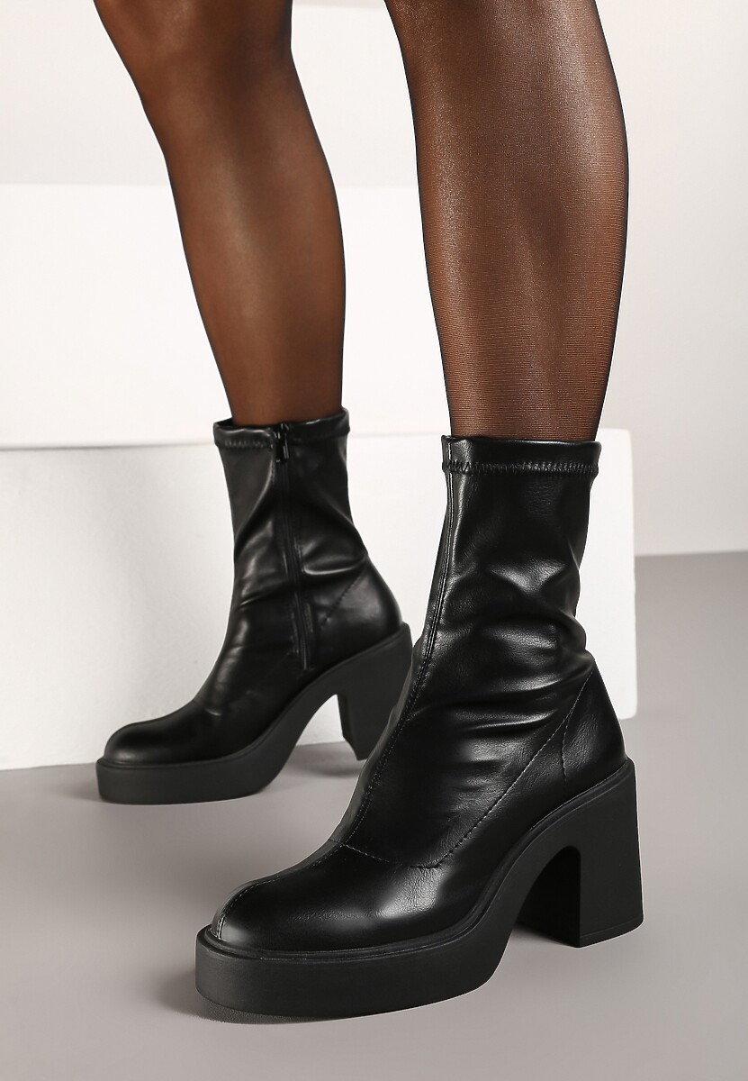 Czarne Botki z Dopasowaną Cholewką na Słupku i Platformie Russona