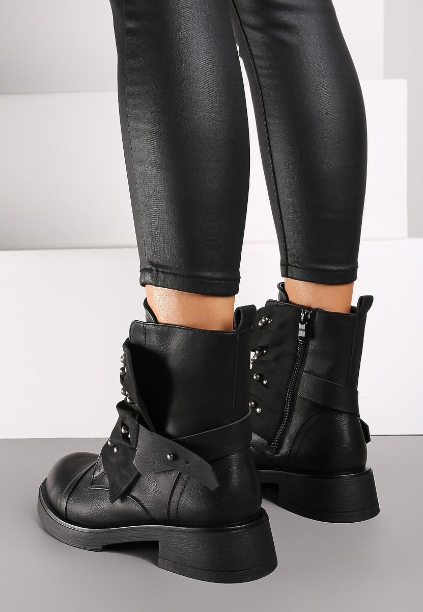 Czarne Botki w Streetwearowym Stylu Ozdobione Nitami i Naszywką Lirelina
