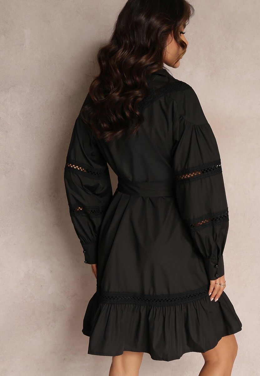 Czarna Koszulowa Sukienka z Perłowymi Guzikami i Koronkowymi Wstawkami Shyanne