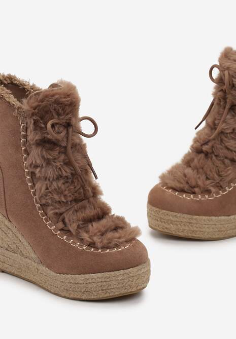 Ciemnobeżowe Botki z Futerkiem na Koturnie Ozdobionym Plecionką Adamirra