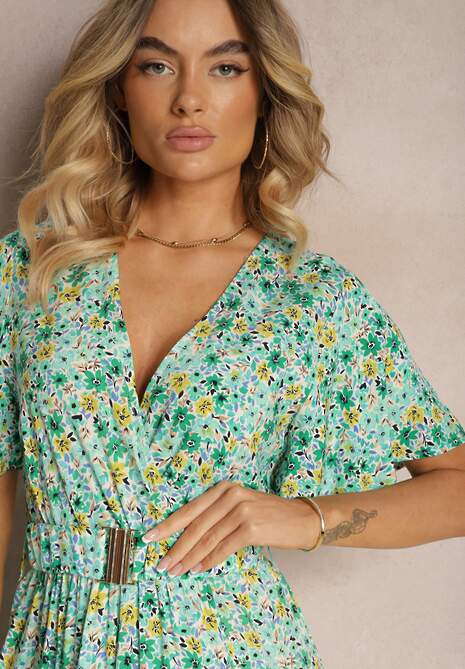 Zielona Kopertowa Sukienka z Wiskozy z Materiałowym Paskiem i Gumką w Talii z Rozcięciem Vikali