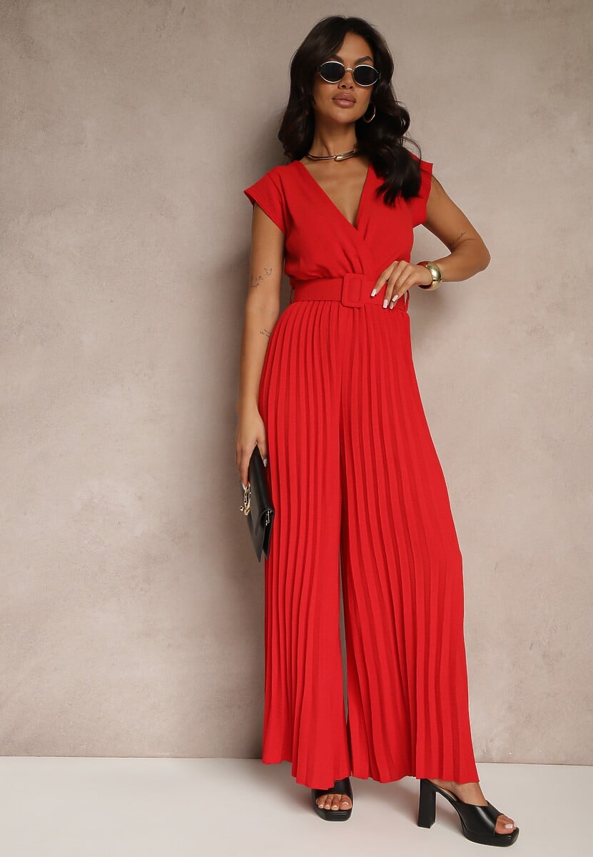 Czerwony Kopertowy Kombinezon Wide Leg Zdobiony Plisami i Paskiem z Klamrą Salirella