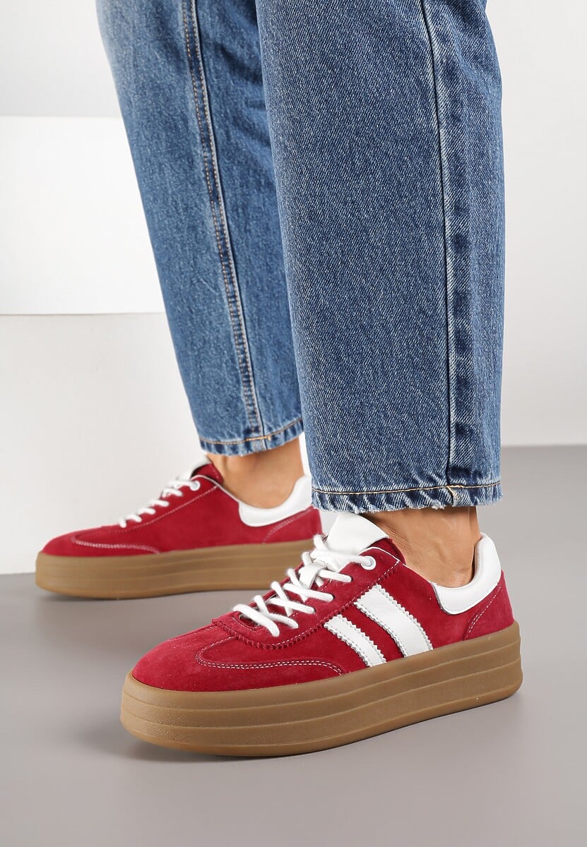 Czerwone Sneakersy Zamszowe na Platformie ze Skórzaną Wkładką Ozdobione Paskiem Adivrie
