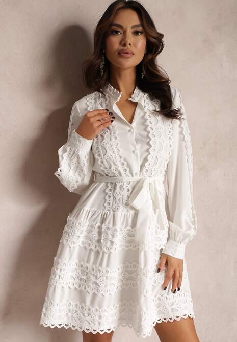 Biała Sukienka Koszulowa z Wiązanym Paskiem i Ażurowymi Taśmami Deme
