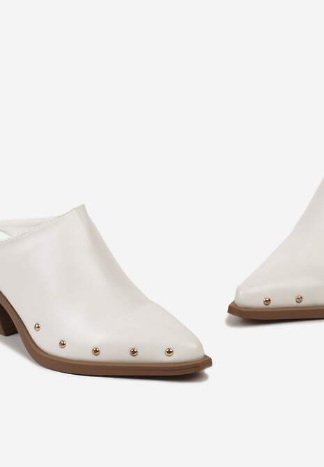 Białe Klapki Mule w Szpic na Słupku Ozdobione Nitami Esalena