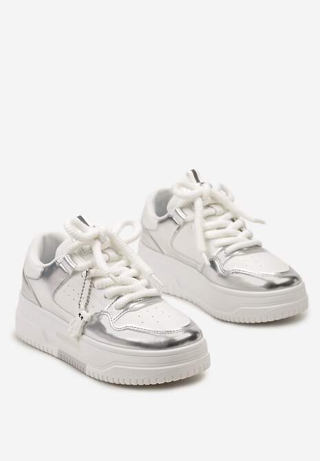 Biało-Srebrne Sneakersy z Zawieszką Misia i Szerokimi Sznurowadłami Alrikad