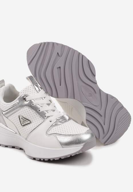 Białe Sneakersy z Metalicznymi Ozdobami i Perforacją Larivna