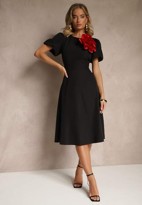 Czarna Rozkloszowana Sukienka Vices Ozdobiona Odpinanym Kwiatem 3D Koleira