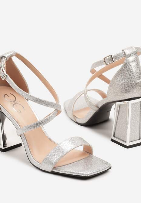 Srebrne Sandały na Słupku Metaliczną Aplikacją Finadoria