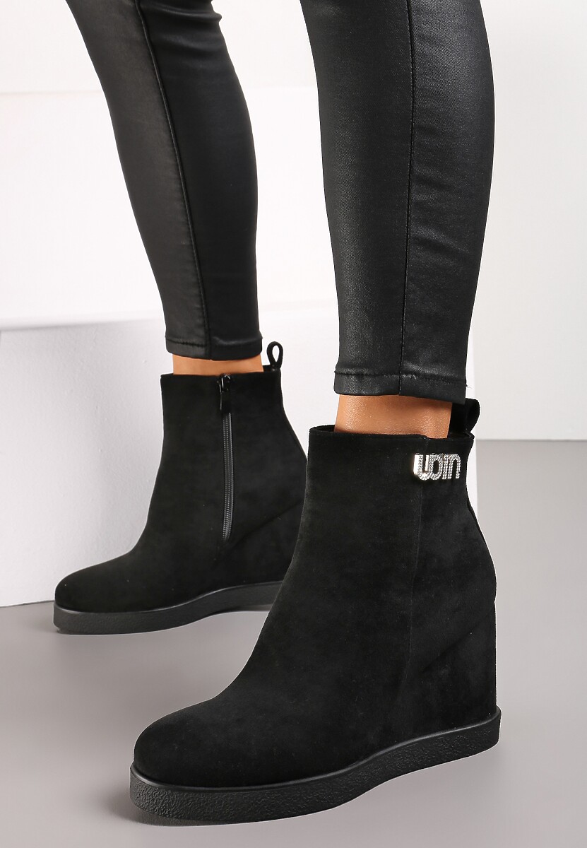 Czarne Botki z Ozdobą z Cyrkoniami Osadzone na Koturnie Calgrana