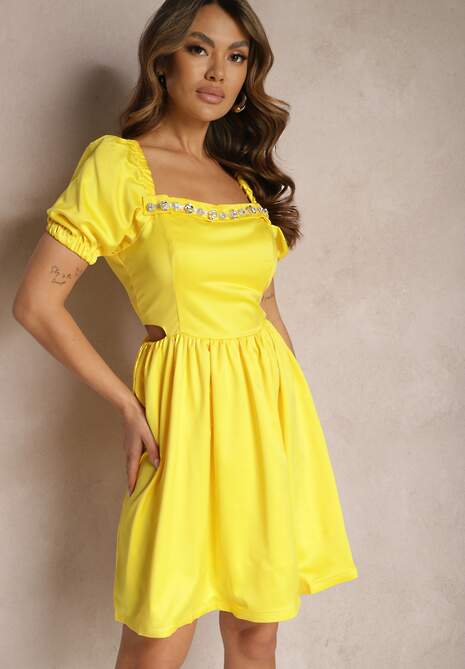 Żółta Rozkloszowana Sukienka Mini z Wycięciami po Bokach i Cyrkoniami na Dekolcie Erelasia