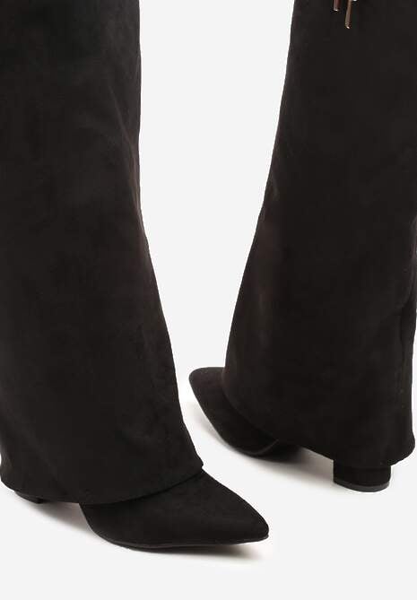 Czarne Kozaki na Słupku Ozdobione Metaliczną Kłódką i Wywiniętą Cholewką Lattorea