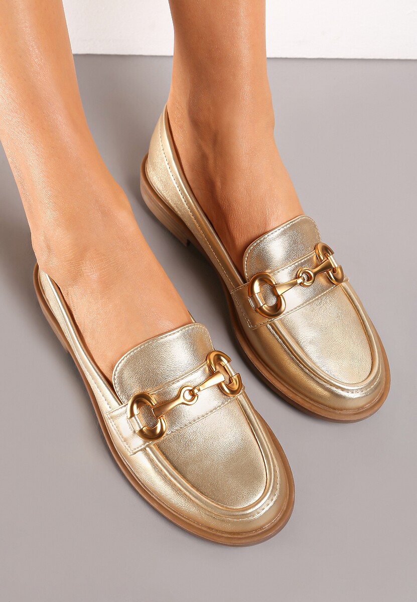 Złote Mokasyny z Ekoskóry na Płaskiej Podeszwie Ozdobione Klamrą i Przeszyciami Fiviaha