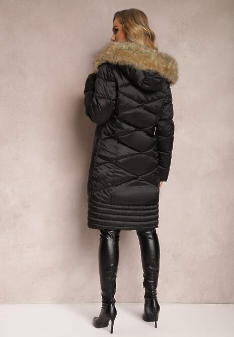 Czarna Pikowana Kurtka Płaszcz za Kolano i Kapturem z Futerkiem Demmia