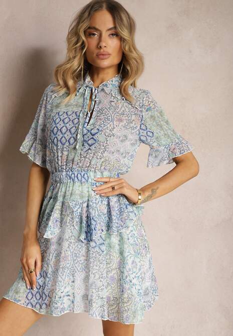 Jasnoniebieska Sukienka o Rozkloszowanym Kroju z Falbankami i Gumką w Talii Nespia