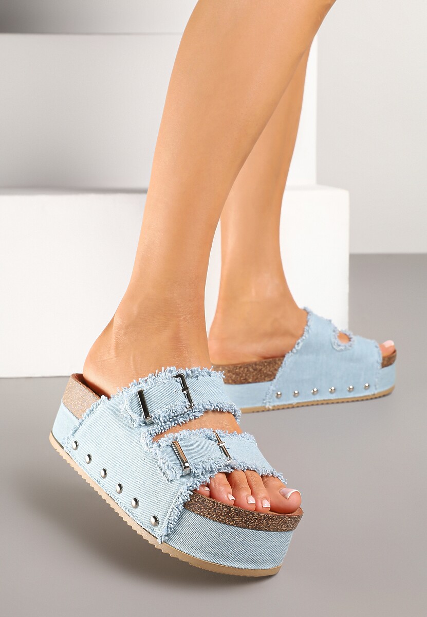 Jasnoniebieskie Klapki na Platformie z Korka z Postrzępionymi Paskami Klamrami i Nitami Zelirene