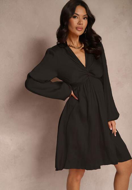 Czarna Sukienka o Rozkloszowanym Kroju z Plisami i Marszczeniem Alaretia