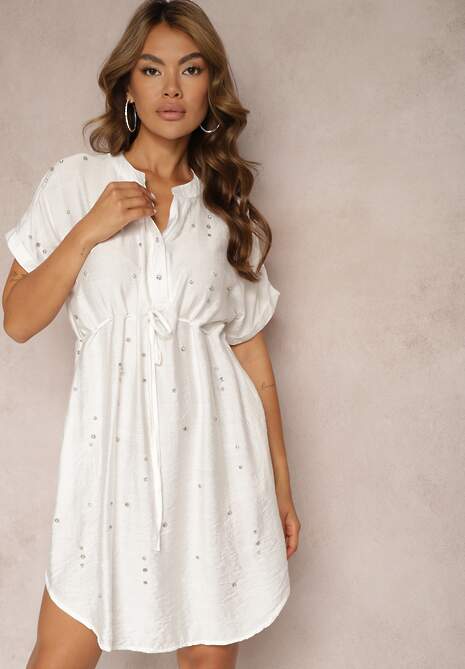 Biała Sukienka Pudełkowa z Troczkiem w Talii i Zdobiona Cyrkoniami Quilefia