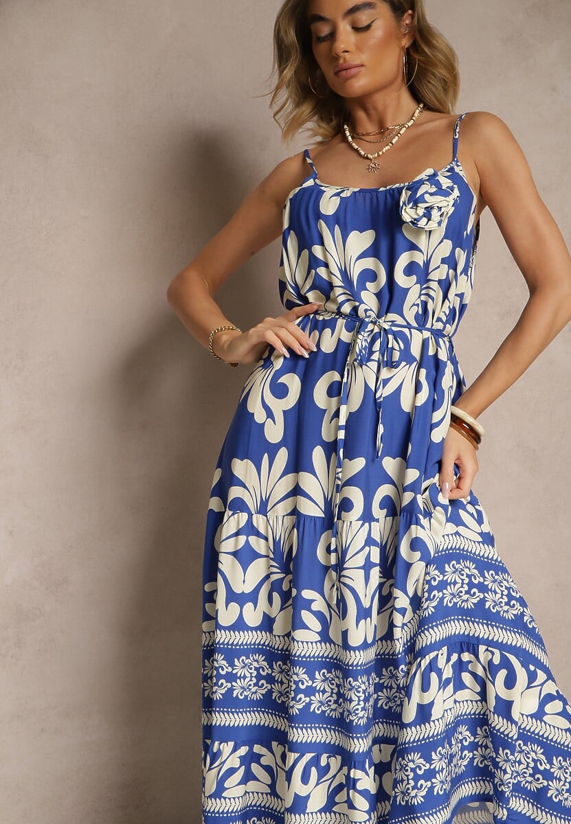 Niebieska Rozkloszowana Sukienka z Wiskozy Zdobiona Broszką i Wiązaniem Marionela