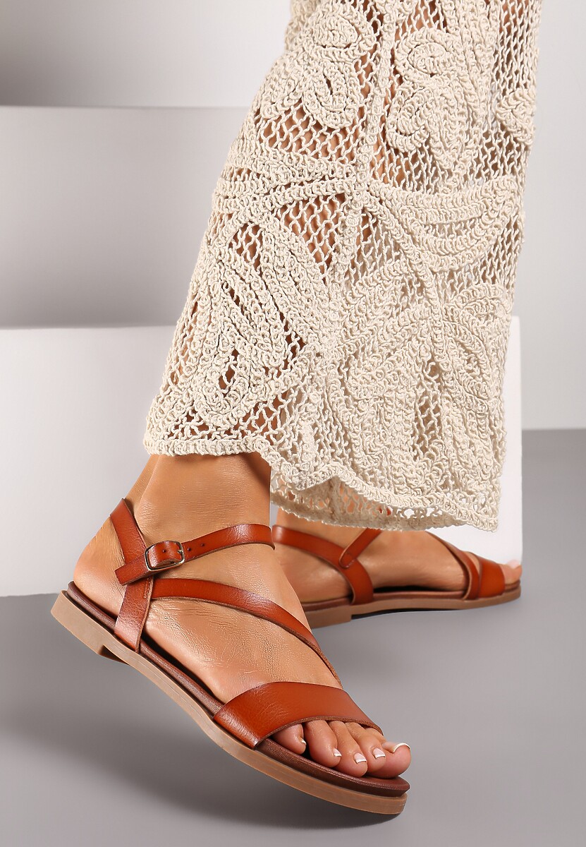 Brązowe Sandały na Płaskiej Podeszwie w Klasycznym Stylu ze Sprzączką Minni