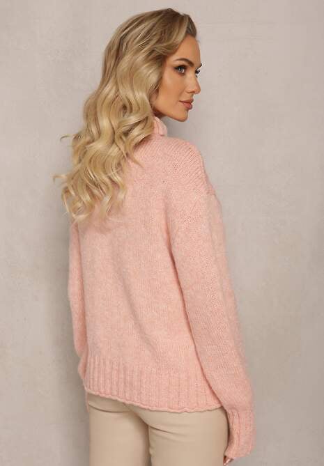 Jasnoróżowy Golf Wełniany z Warkoczykowym Splotem Emunsja